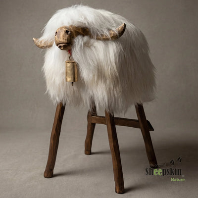 Alpen-Manufaktur Schaffellhocker Siegfried – handgefertigte Schaffell-Tierhocker – Barhocker Bully von Sheepskin Nature© jetz