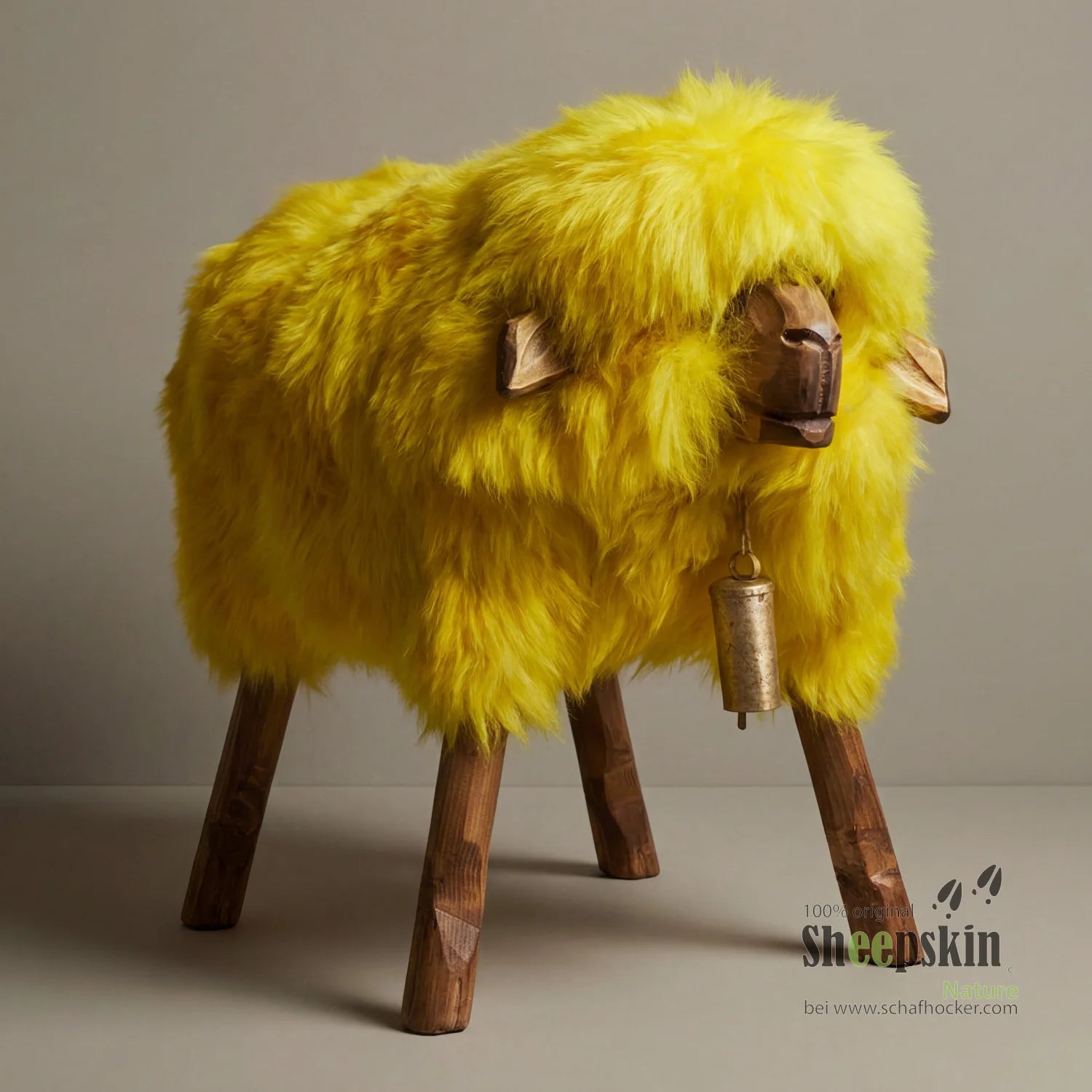 Alpen-Manufaktur Schaffellhocker Sunny – handgefertigte Schaffell-Tierhocker – Schafhocker Madl von Sheepskin Nature© jetzt k
