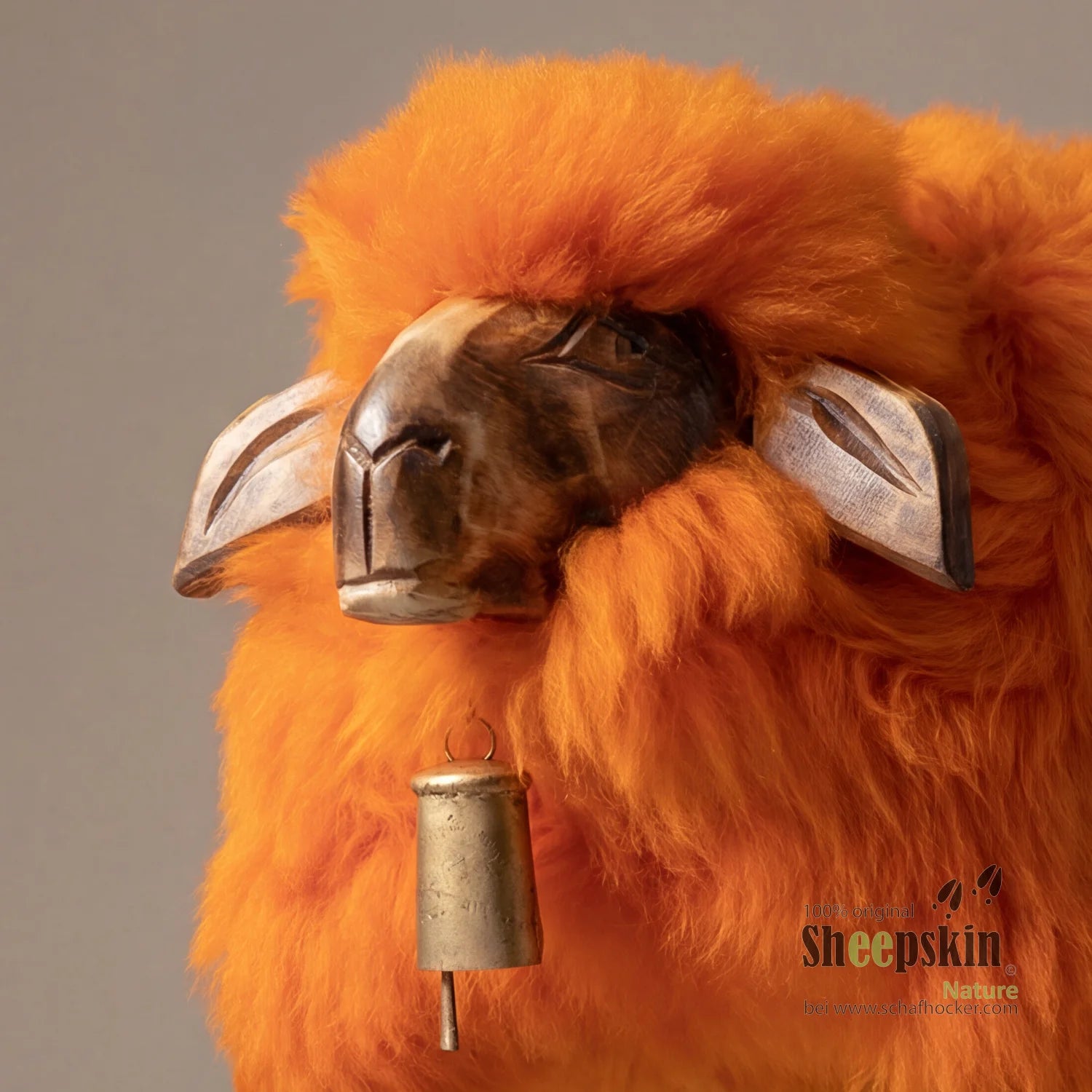 Alpen-Manufaktur Schaffellhocker Tamia | Handgefertigte Schaffell-Tierhocker – Schafhocker Madl von Sheepskin Nature© Ansicht