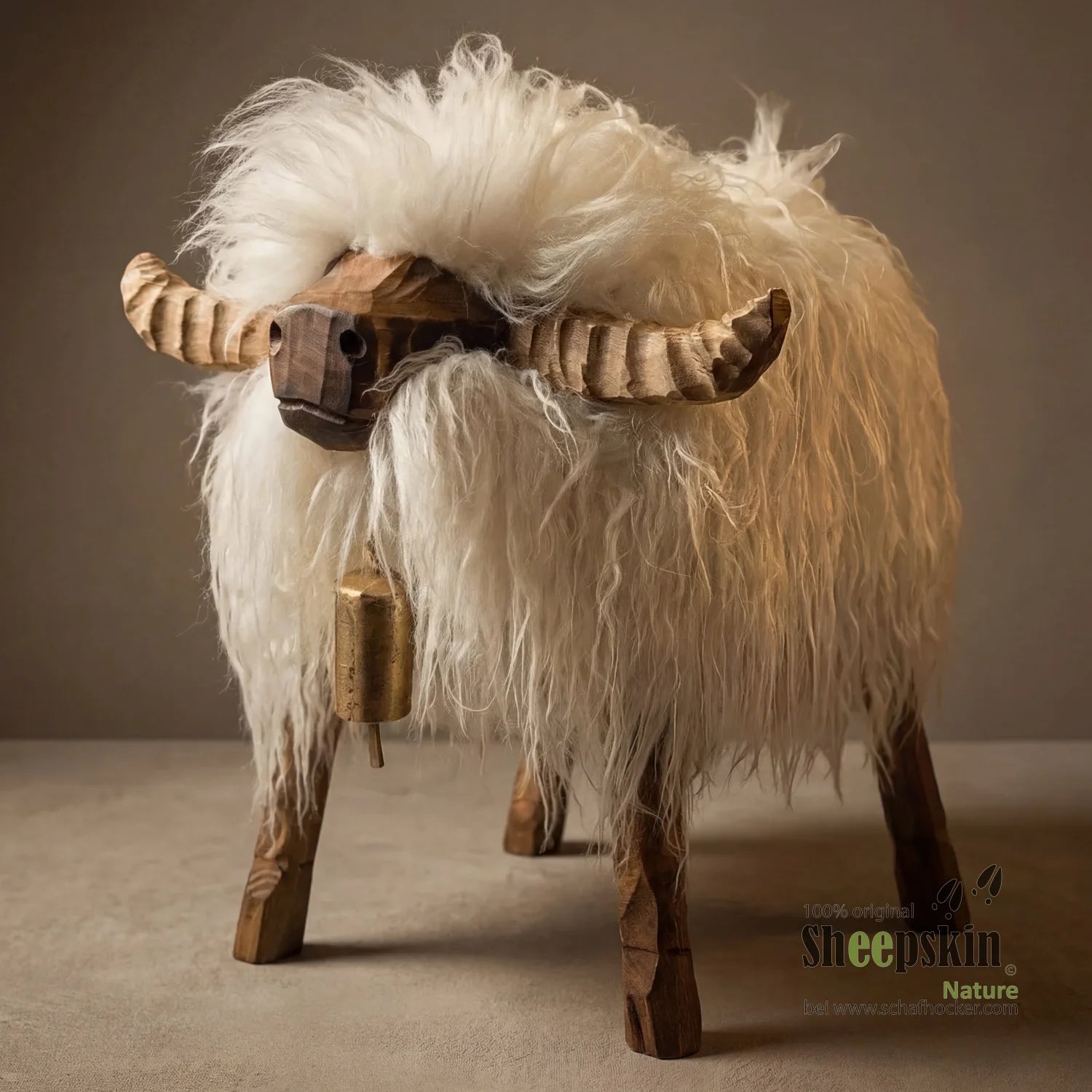 Alpen-Manufaktur Schaffellhocker Thilo – handgefertigte Schaffell-Tierhocker – Schafhocker Bully von Sheepskin Nature© jetzt 