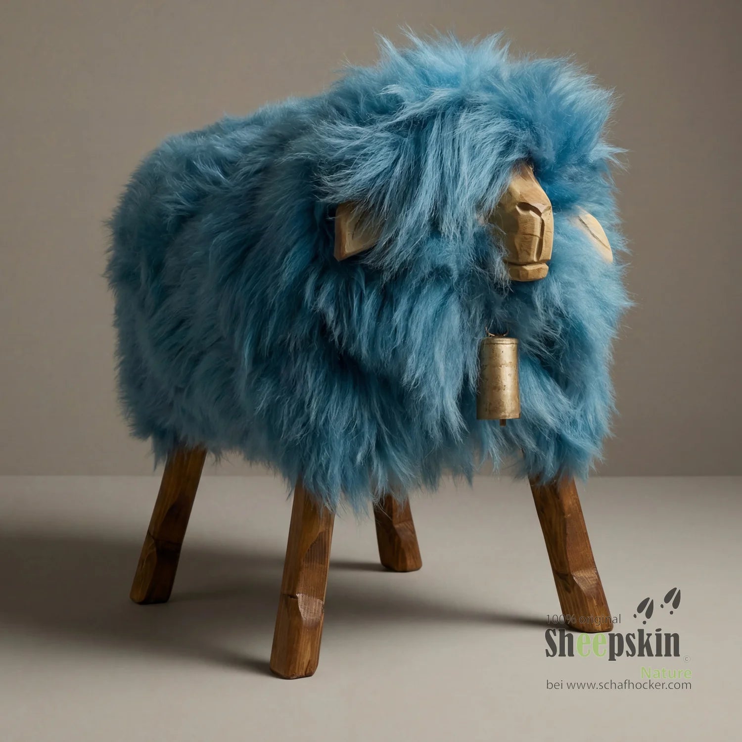 Alpen-Manufaktur Schaffellhocker Tiffany – handgefertigte Schaffell-Tierhocker – Schafhocker Madl von Sheepskin Nature© jetzt
