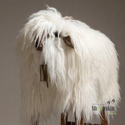 Alpen-Manufaktur Schaffellhocker Udo: handgefertigte Schaffell-Tierhocker – Barhocker Bua von Sheepskin Nature© Ansicht 2 – k