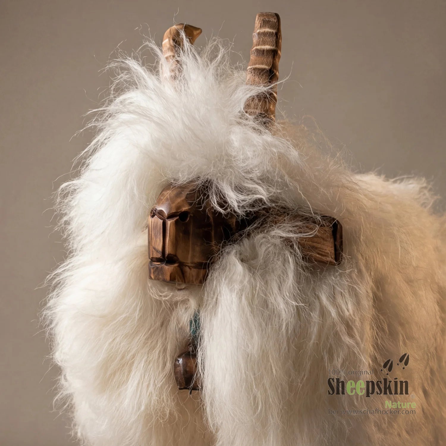Alpen-Manufaktur Schaffellhocker Zenza - handgefertigte Schaffell-Tierhocker – Schafhocker Ziege von Sheepskin Nature© Ansich
