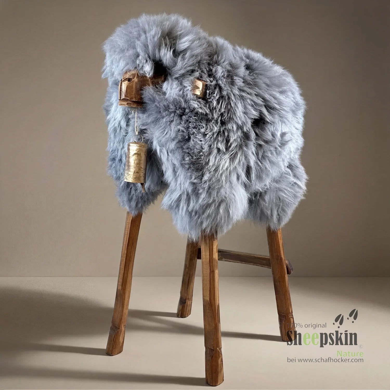 Barhocker Sterling: Handgefertigte Schaffell-Tierhocker – Alpen-Manufaktur – Barhocker Madl von Sheepskin Nature© jetzt kaufe