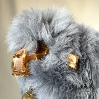 Barhocker Sterling: Handgefertigte Schaffell-Tierhocker – Alpen-Manufaktur – Barhocker Madl von Sheepskin Nature© Ansicht 3 –