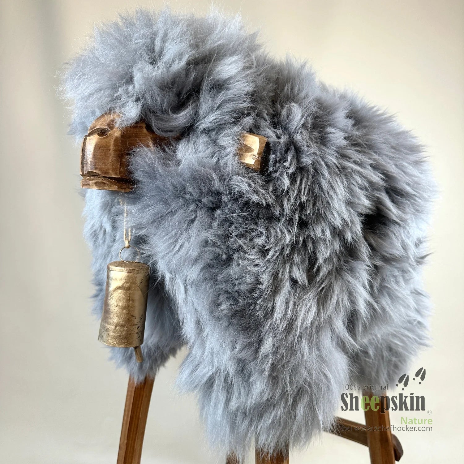 Barhocker Sterling: Handgefertigte Schaffell-Tierhocker – Alpen-Manufaktur – Barhocker Madl von Sheepskin Nature© Ansicht 2 –
