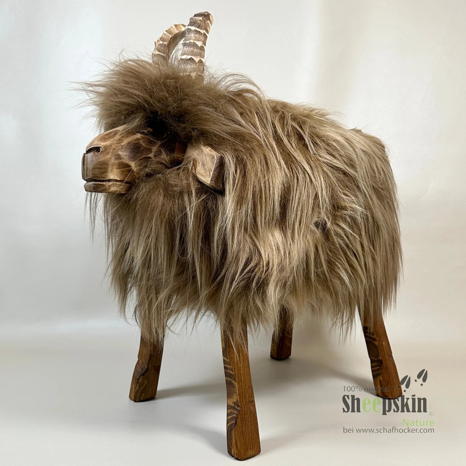 Design Schafhocker Foxi | handgefertigte Schaffell-Tierhocker | Alpen-Manufaktur – Schafhocker Ziege von Sheepskin Nature© An
