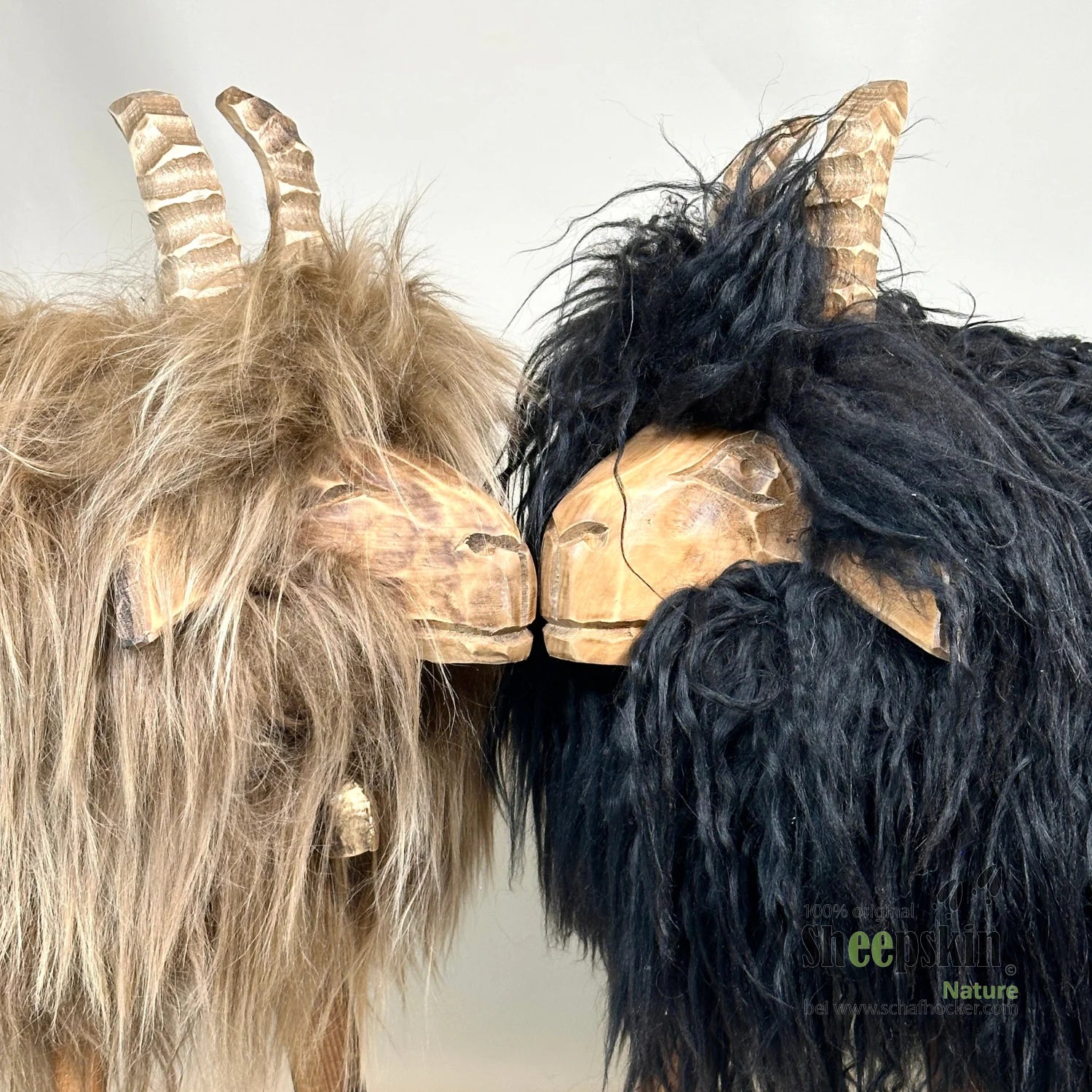 Design Schafhocker Foxi | handgefertigte Schaffell-Tierhocker | Alpen-Manufaktur – Schafhocker Ziege von Sheepskin Nature© An