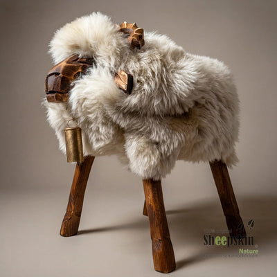 Designer Schafhocker Toni: handgefertigte Schaffell-Tierhocker aus der Alpen-Manufaktur – Schafhocker Bua von Sheepskin Natur