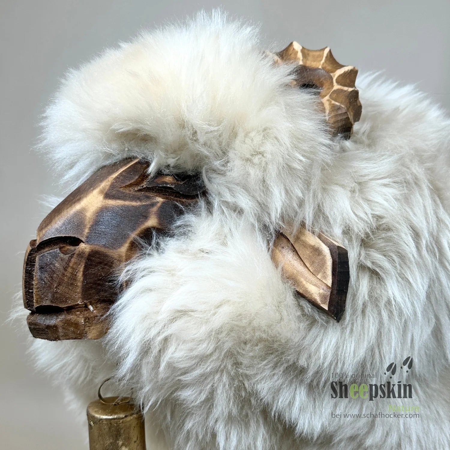 Designer Schafhocker Toni: handgefertigte Schaffell-Tierhocker aus der Alpen-Manufaktur – Schafhocker Bua von Sheepskin Natur