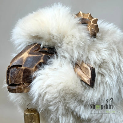 Designer Schafhocker Toni: handgefertigte Schaffell-Tierhocker aus der Alpen-Manufaktur – Schafhocker Bua von Sheepskin Natur
