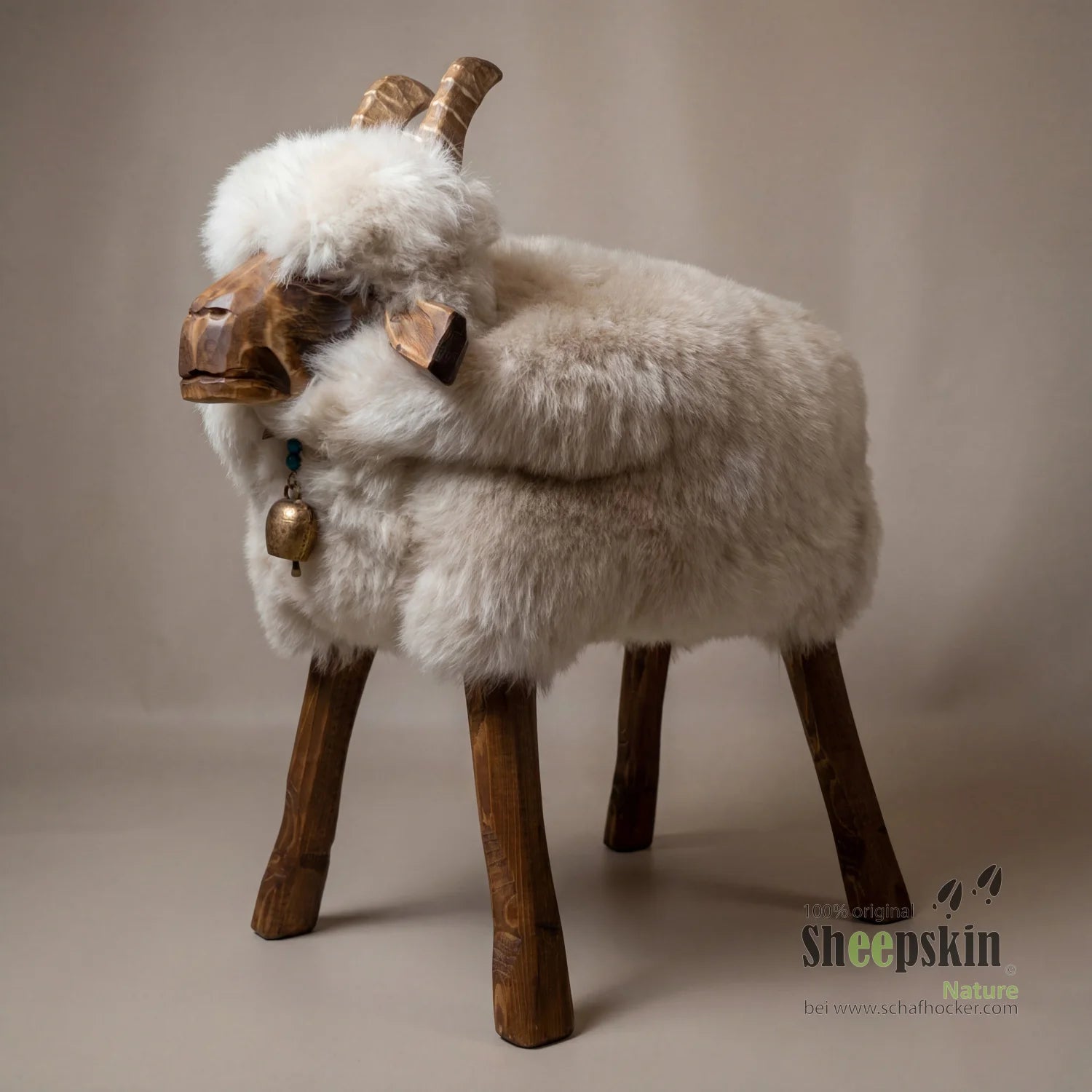 Greta – handgefertigte Schaffell-Tierhocker | Alpen-Manufaktur – Schafhocker Ziege von Sheepskin Nature© jetzt kaufen