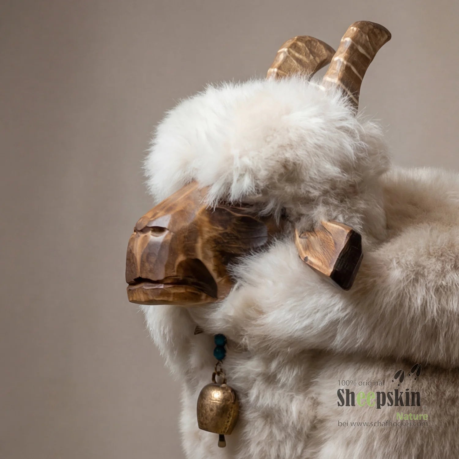 Greta – handgefertigte Schaffell-Tierhocker | Alpen-Manufaktur – Schafhocker Ziege von Sheepskin Nature© Ansicht 2 – kaufen