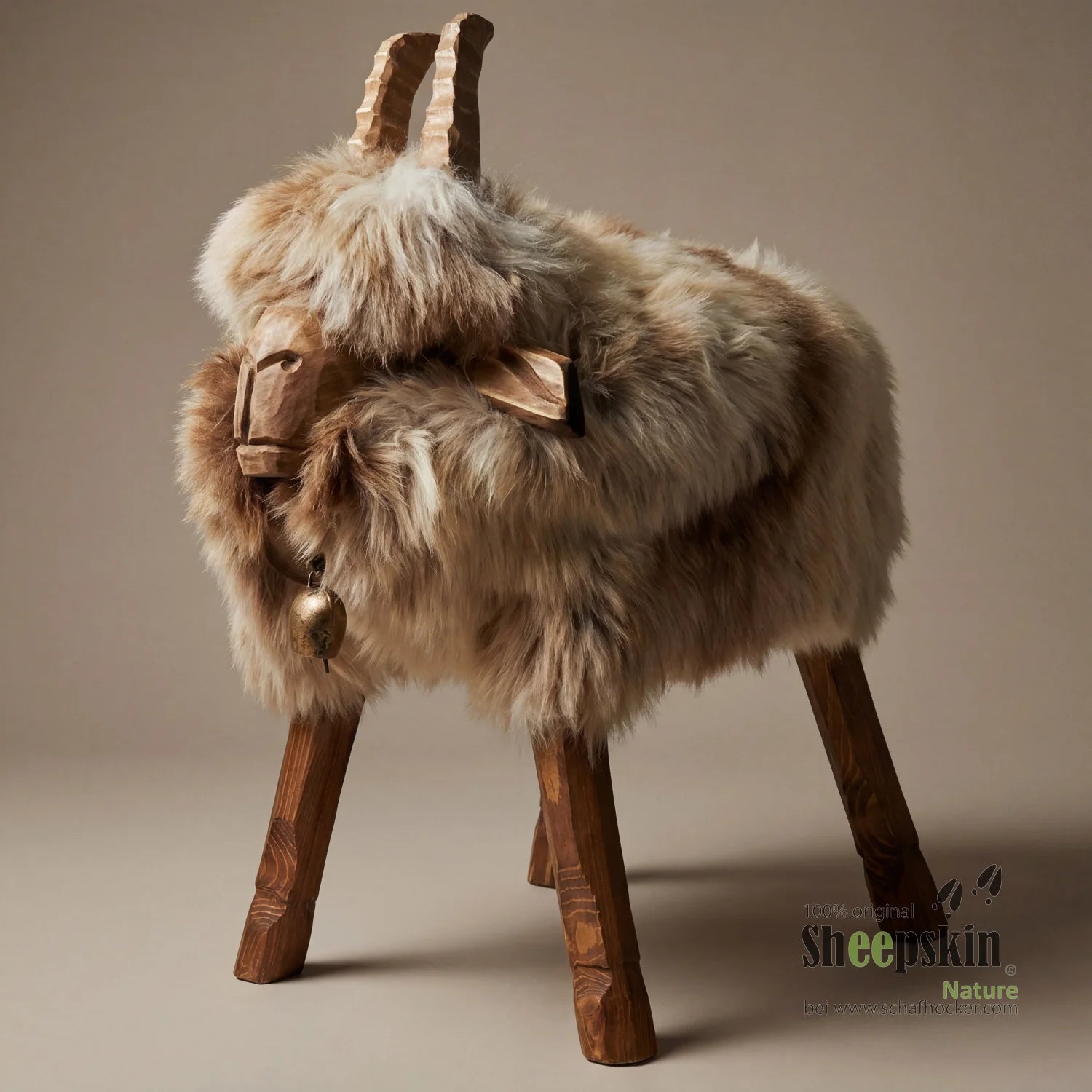 handgefertigte Schaffell-Tierhocker | Alpen-Manufaktur Schafhocker Gretl – Schafhocker Ziege von Sheepskin Nature© jetzt kauf