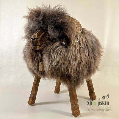 Schafhocker Arthur, Modell Mufflon, mit deutschem Schaffell