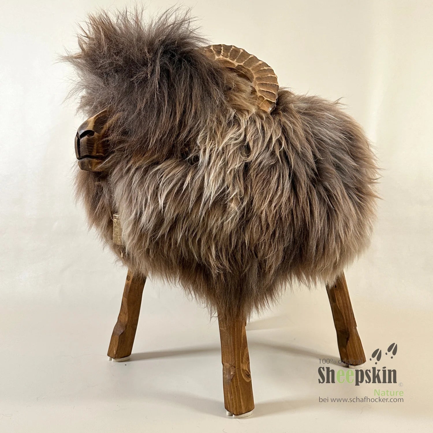 Handgefertigte Schaffell-Tierhocker Arthur Alpen-Manufaktur – Schafhocker Mufflon von Sheepskin Nature© Ansicht 4 – kaufen