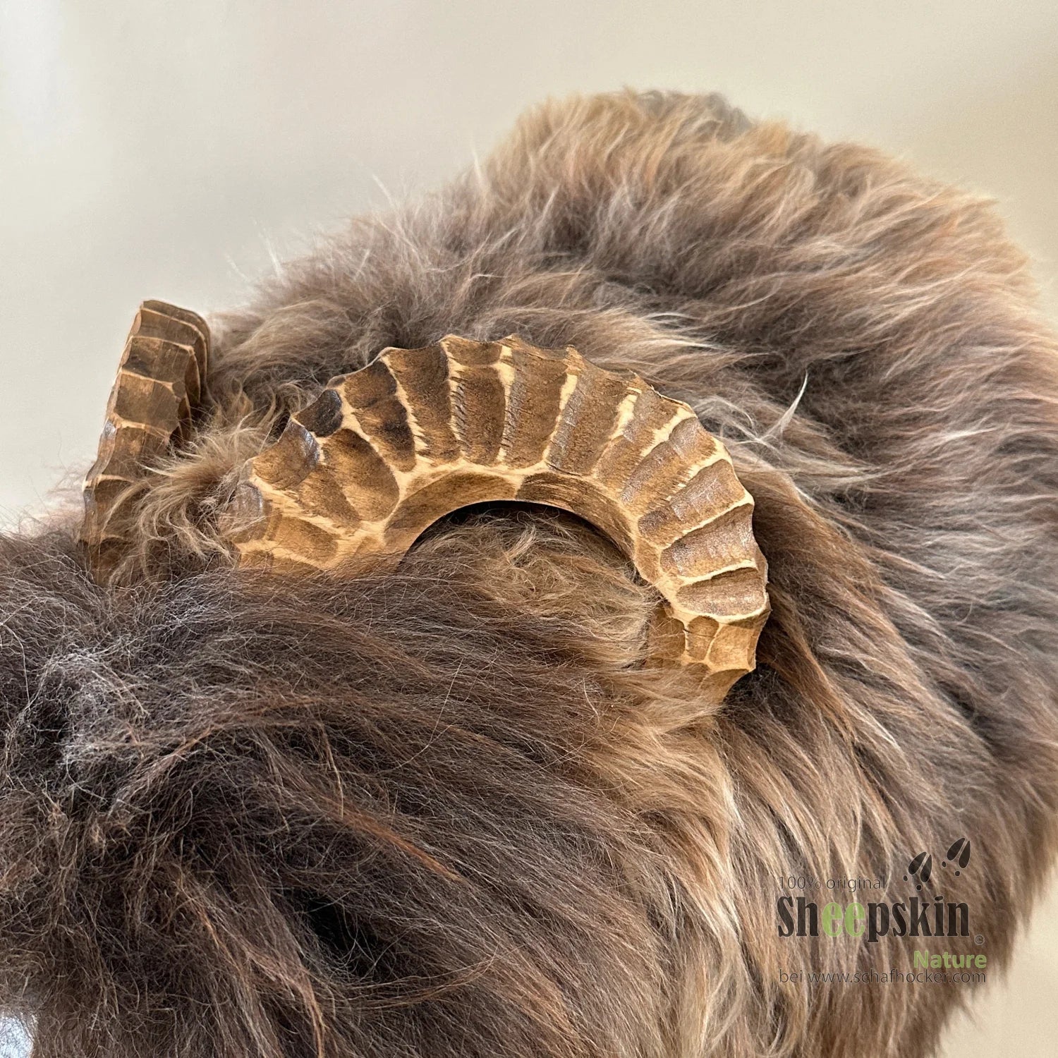 Handgefertigte Schaffell-Tierhocker Arthur Alpen-Manufaktur – Schafhocker Mufflon von Sheepskin Nature© Ansicht 3 – kaufen