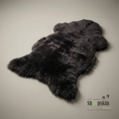 handgefertigte Schaffell-Tierhocker & Auflage Anthrazit | Alpen-Manufaktur Schaffellhocker – Fell von Sheepskin Nature© jetzt