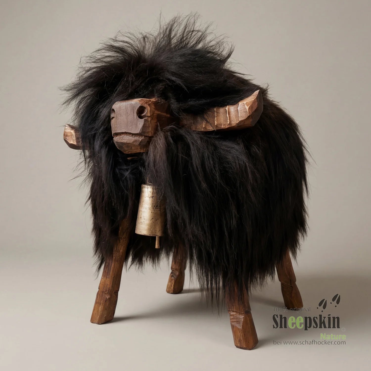 Handgefertigte Schaffell-Tierhocker Björn Alpen-Manufaktur – Schafhocker Bully von Sheepskin Nature© jetzt kaufen