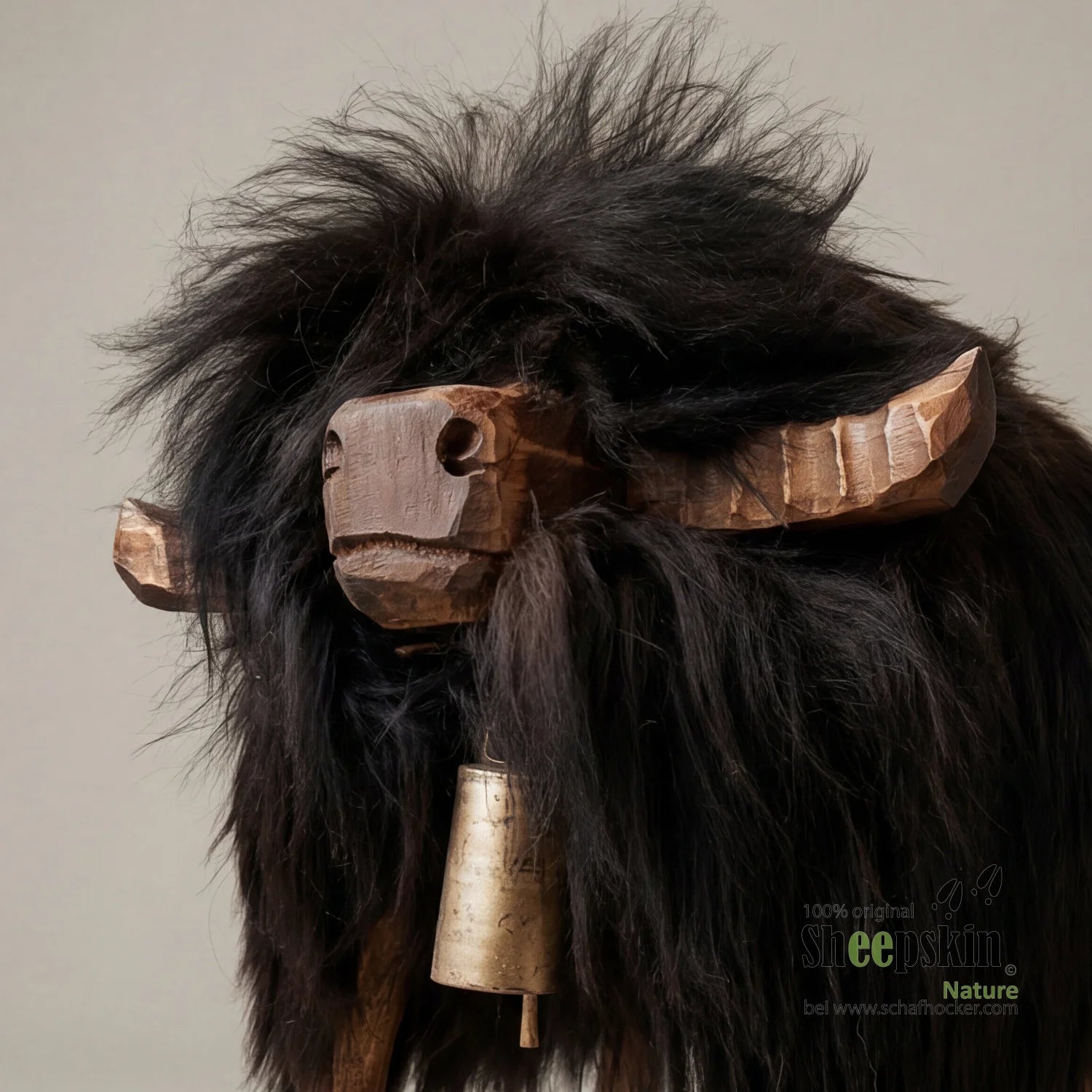 Handgefertigte Schaffell-Tierhocker Björn Alpen-Manufaktur – Schafhocker Bully von Sheepskin Nature© Ansicht 2 – kaufen