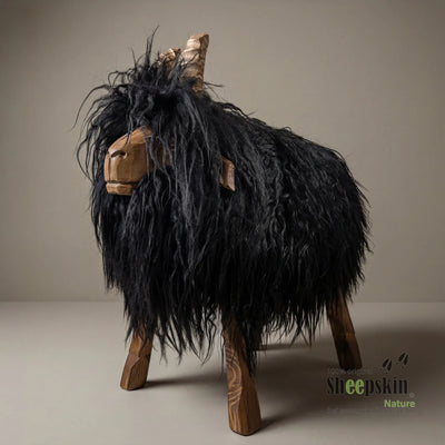handgefertigte Schaffell-Tierhocker Curly die freche Ziege - Alpen-Manufaktur Schaffellhoc – Schafhocker Ziege von Sheepskin 