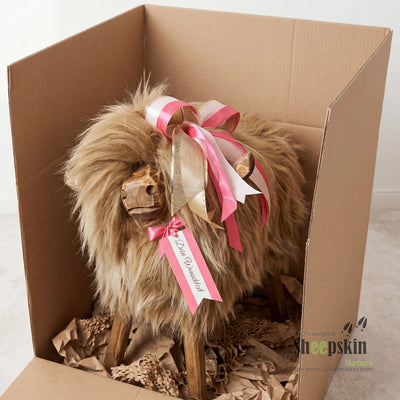 Handgefertigte Schaffell-Tierhocker als Geschenk verpackt – Alpen-Manufaktur Schaffellhock – Geschenkeverpackung von Schafhoc