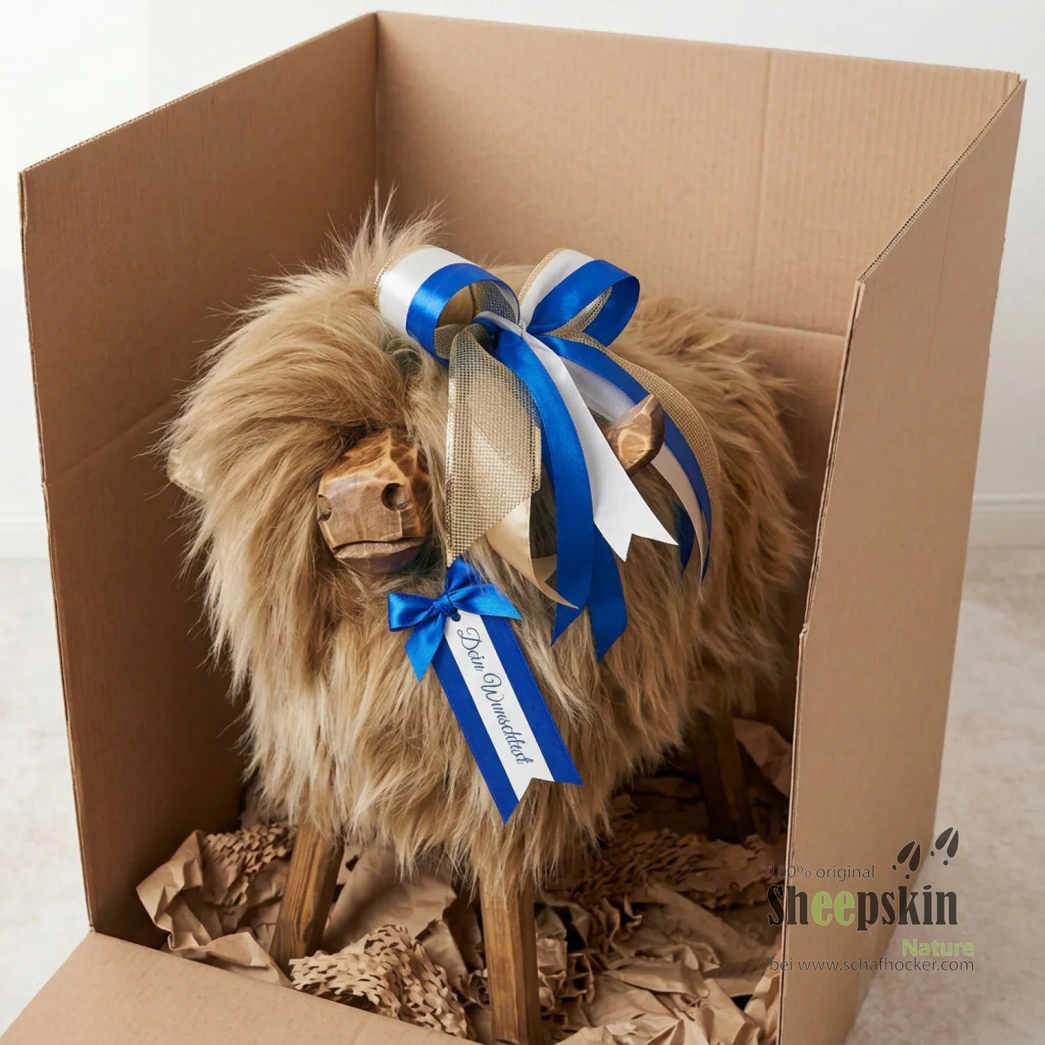 Handgefertigte Schaffell-Tierhocker als Geschenk verpackt – Alpen-Manufaktur Schaffellhock – Geschenkeverpackung von Schafhoc