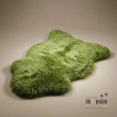 Handgefertigte Schaffell-Tierhocker: Großes Schaffell in Grün – Alpen-Manufaktur Schaffell – Fell von Sheepskin Nature© jetzt