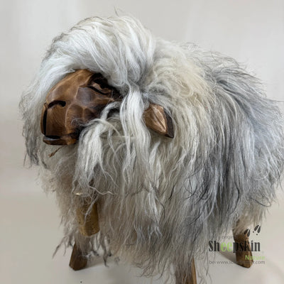 Handgefertigte Schaffell-Tierhocker: Hermine Alpen-Manufaktur – Schafhocker Madl von Sheepskin Nature© Ansicht 2 – kaufen