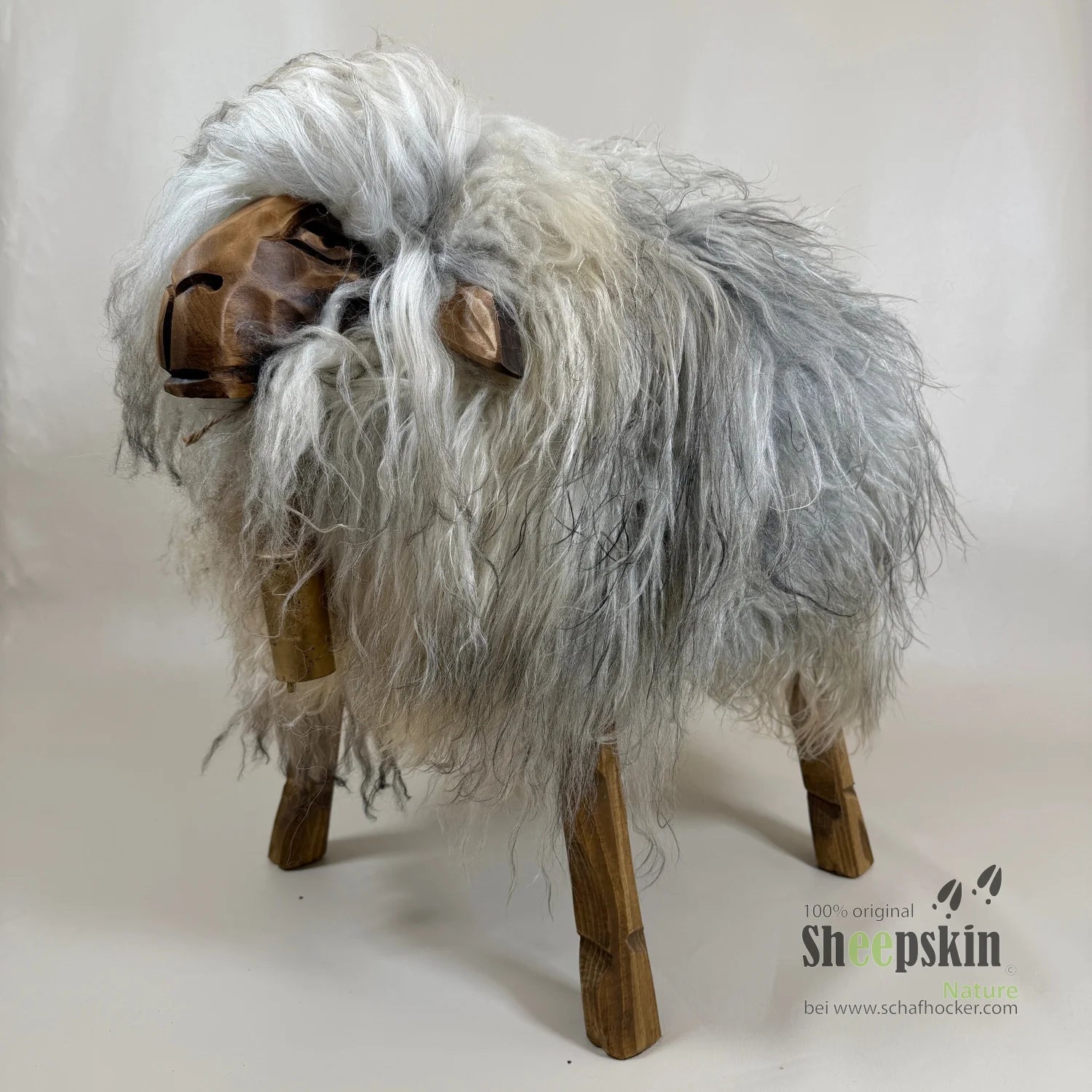 Handgefertigte Schaffell-Tierhocker: Hermine Alpen-Manufaktur – Schafhocker Madl von Sheepskin Nature© jetzt kaufen