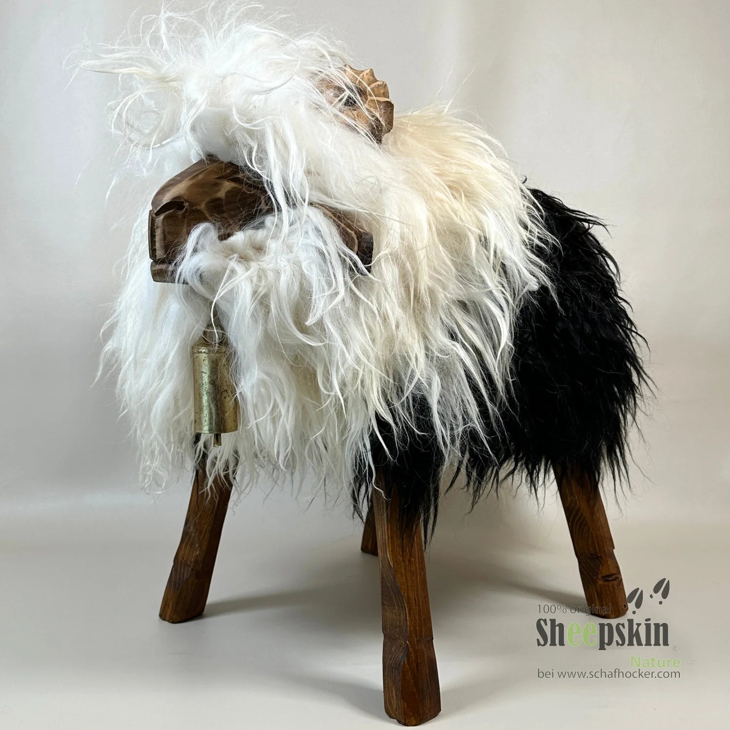 Schafhocker Jogi, Modell Bua, mit Islandfell in Braun