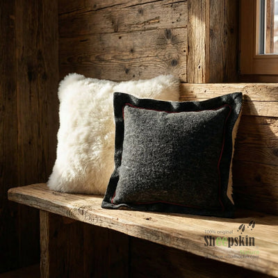 Handgefertigte Schaffell-Tierhocker: Lammfell-Kissen Alpen-Manufaktur – Kissen von Sheepskin Nature© Ansicht 2 – kaufen
