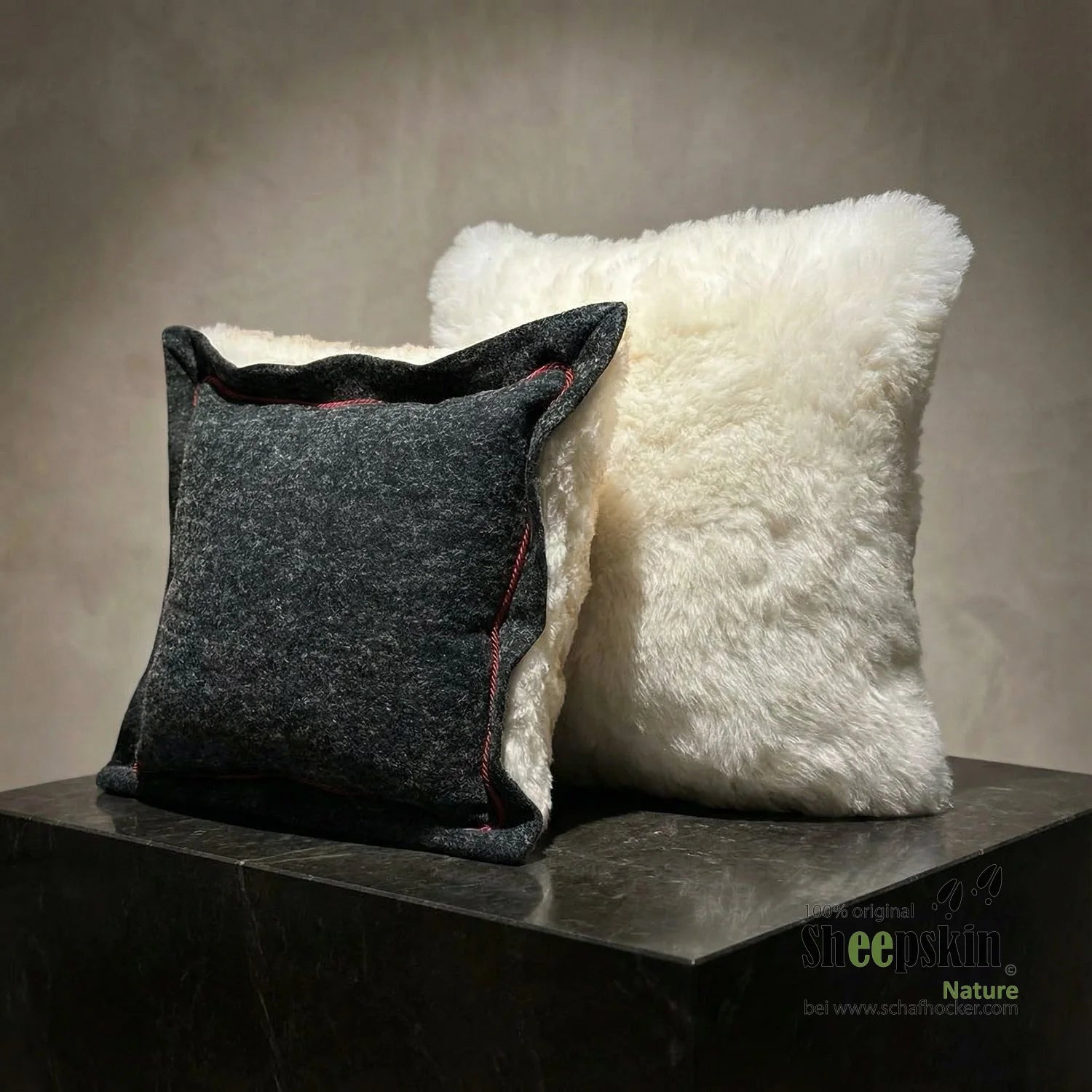 Handgefertigte Schaffell-Tierhocker: Lammfell-Kissen Alpen-Manufaktur – Kissen von Sheepskin Nature© jetzt kaufen