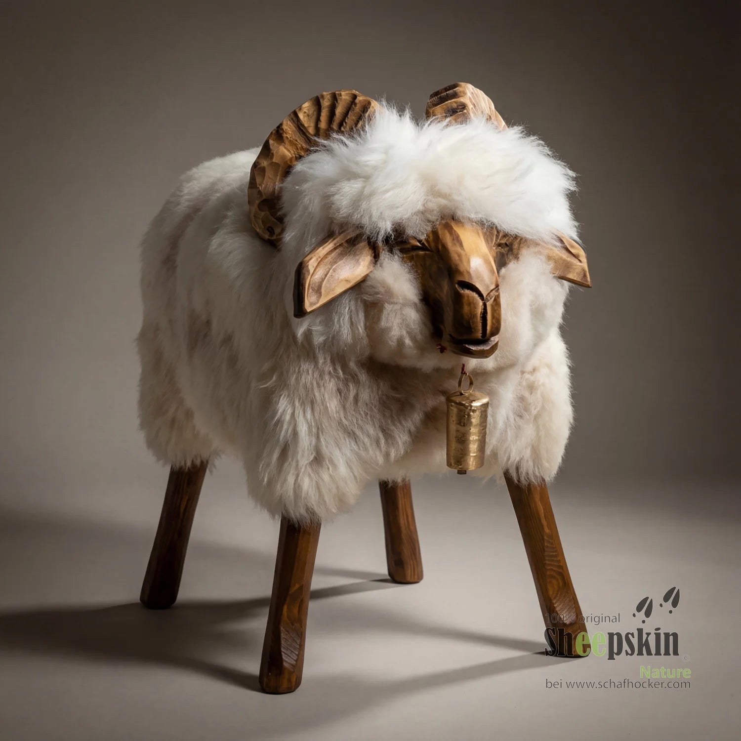 Handgefertigte Schaffell-Tierhocker: Luxo Mufflon champagner | Alpen-Manufaktur – Schafhocker Mufflon von Sheepskin Nature© A