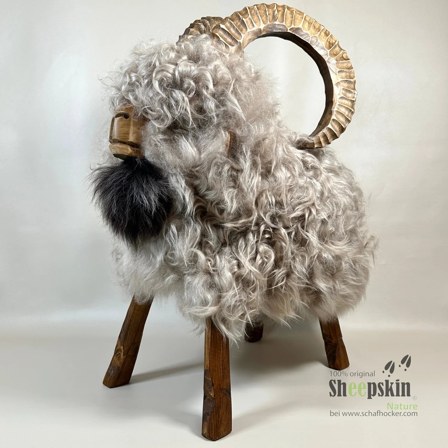 handgefertigte Schaffell-Tierhocker Rocky Angelo Alpen-Manufaktur – Schafhocker Steinbock von Sheepskin Nature© jetzt kaufen