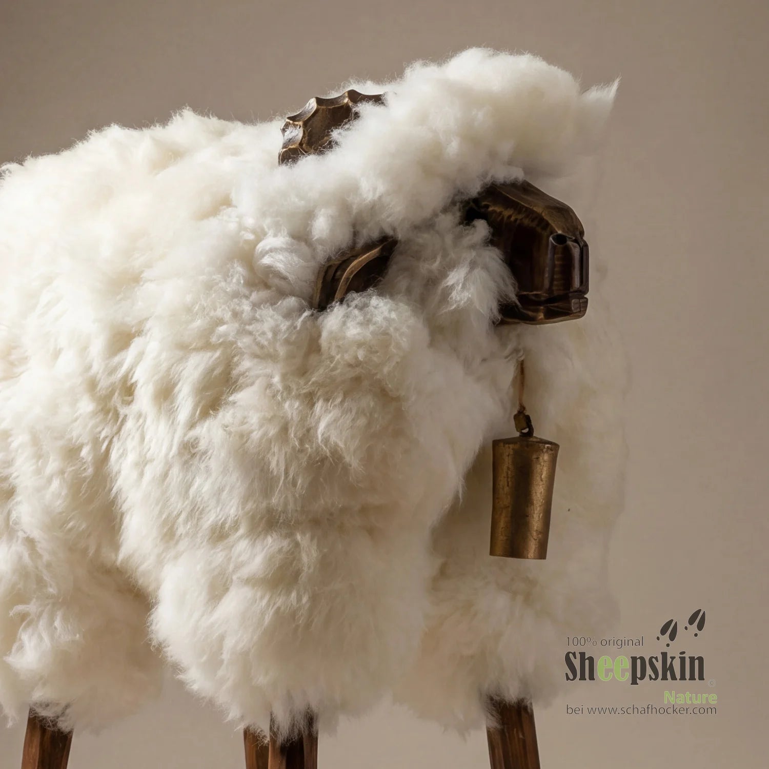 handgefertigte Schaffell-Tierhocker Sepp: Alpen-Manufaktur Schaffellhocker – Barhocker Bua von Sheepskin Nature© Ansicht 2 – 
