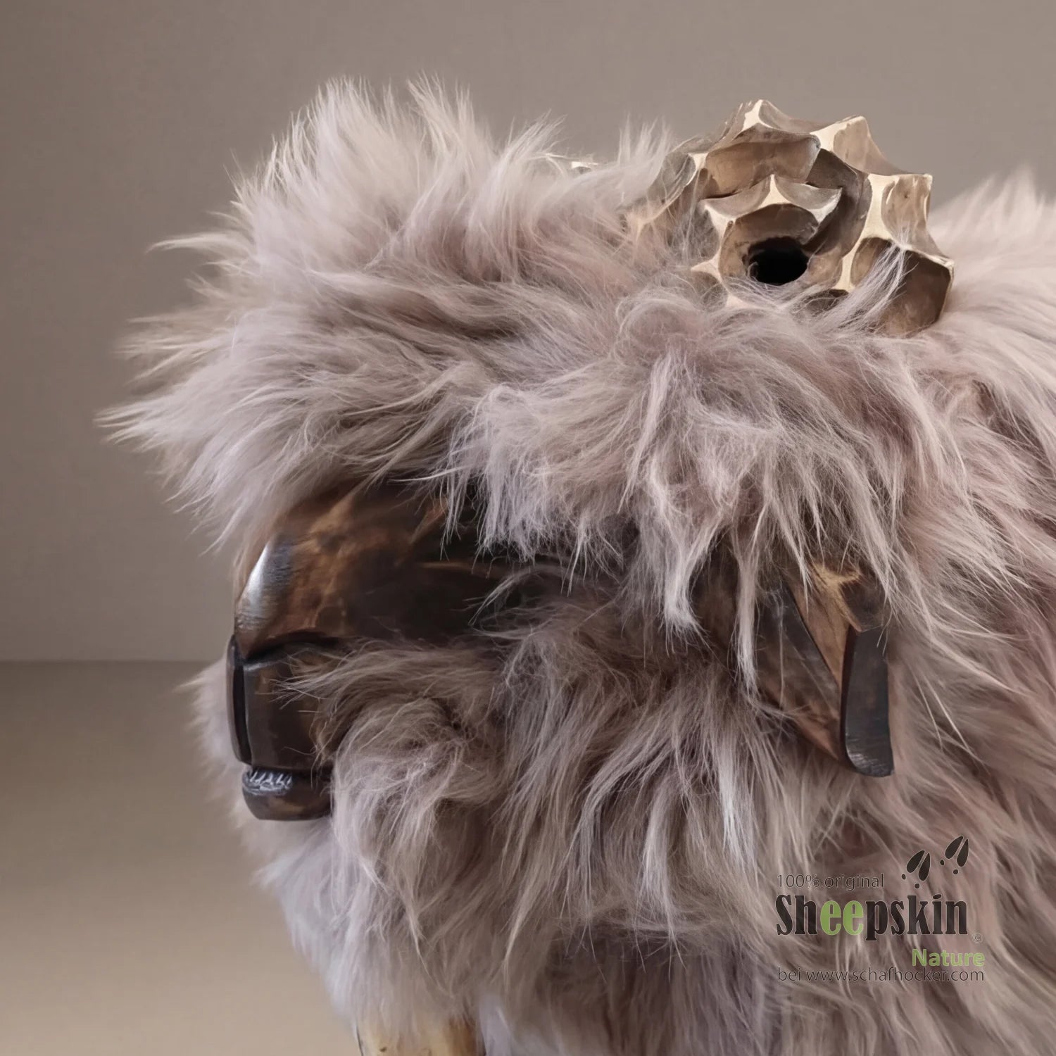 Handgefertigte Schaffell-Tierhocker Woody Bua sandy | Alpen-Manufaktur – Kinderhocker Bua von Sheepskin Nature© Ansicht 2 – k