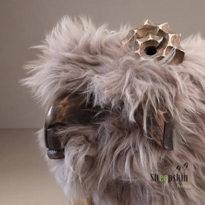 Handgefertigte Schaffell-Tierhocker Woody Bua sandy | Alpen-Manufaktur – Kinderhocker Bua von Sheepskin Nature© Ansicht 2 – k