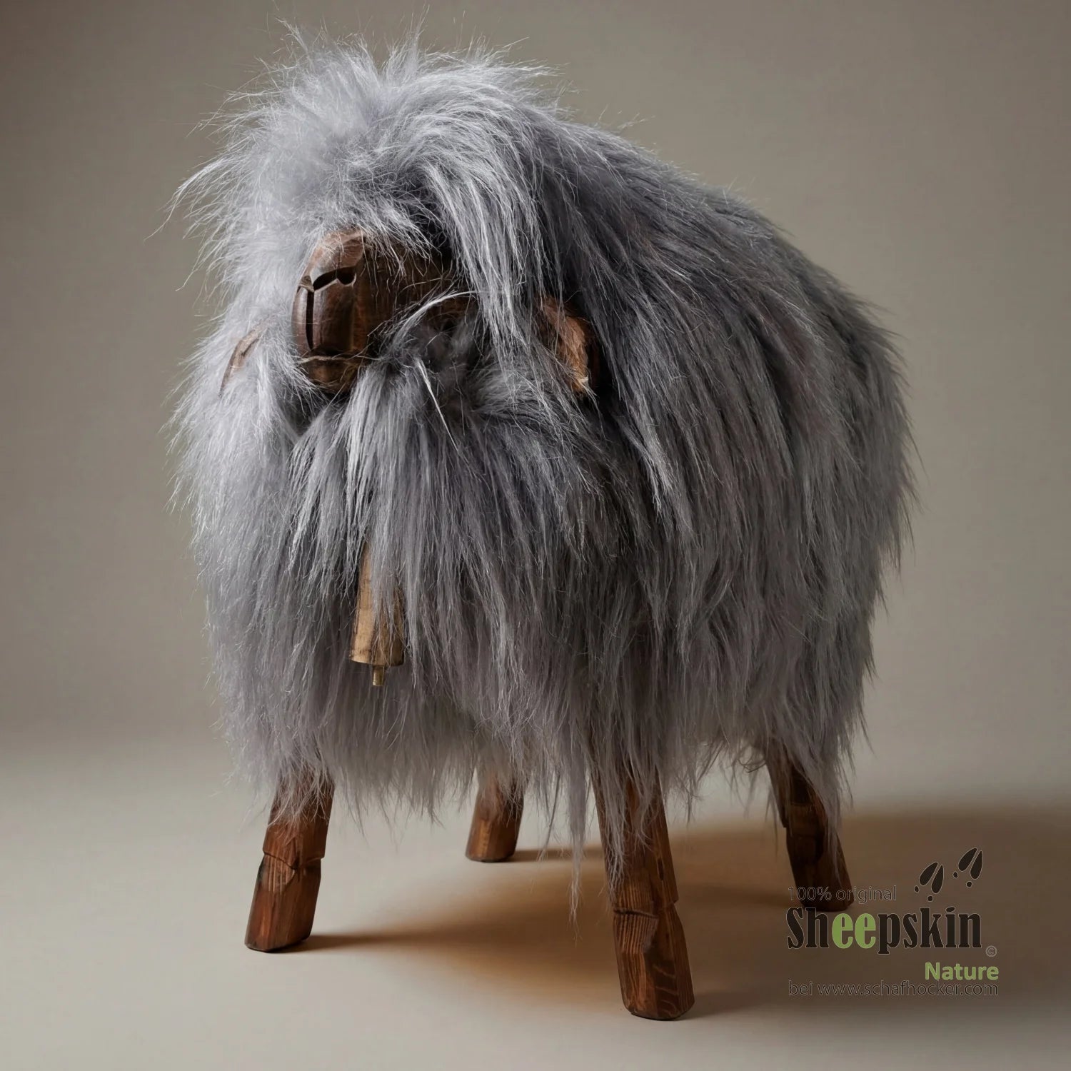 Hilde – handgefertigte Schaffell-Tierhocker Alpen-Manufaktur – Schafhocker Madl von Sheepskin Nature© jetzt kaufen