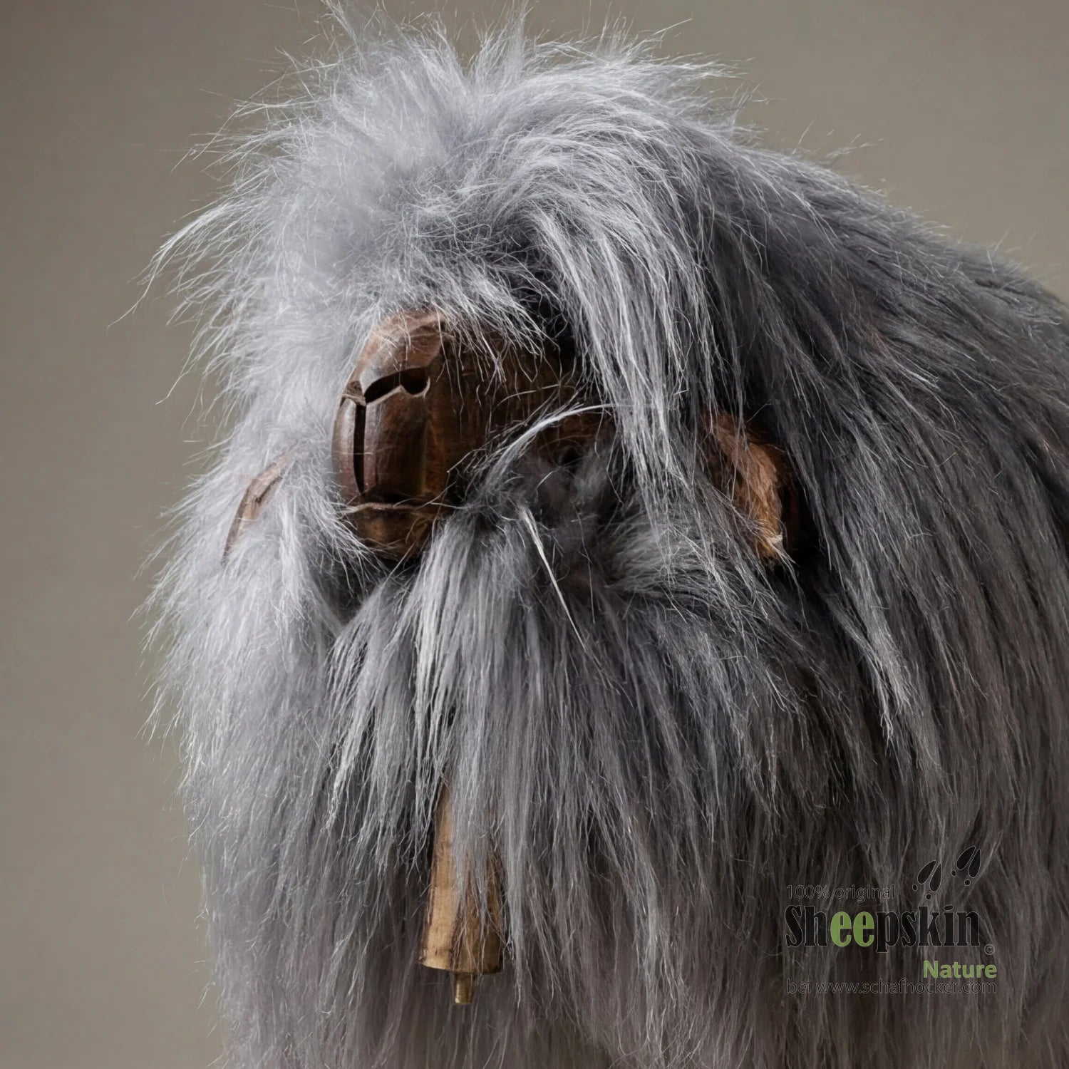 Hilde – handgefertigte Schaffell-Tierhocker Alpen-Manufaktur – Schafhocker Madl von Sheepskin Nature© Ansicht 2 – kaufen
