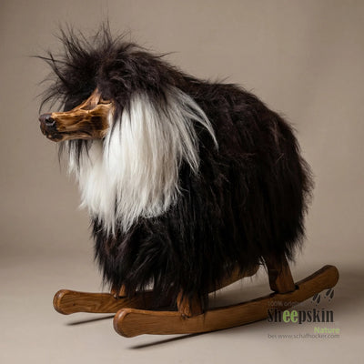 Hund Bello handgefertigte Schaffell-Tierhocker Alpen-Manufaktur – Schaukelschaf von Sheepskin Nature© jetzt kaufen