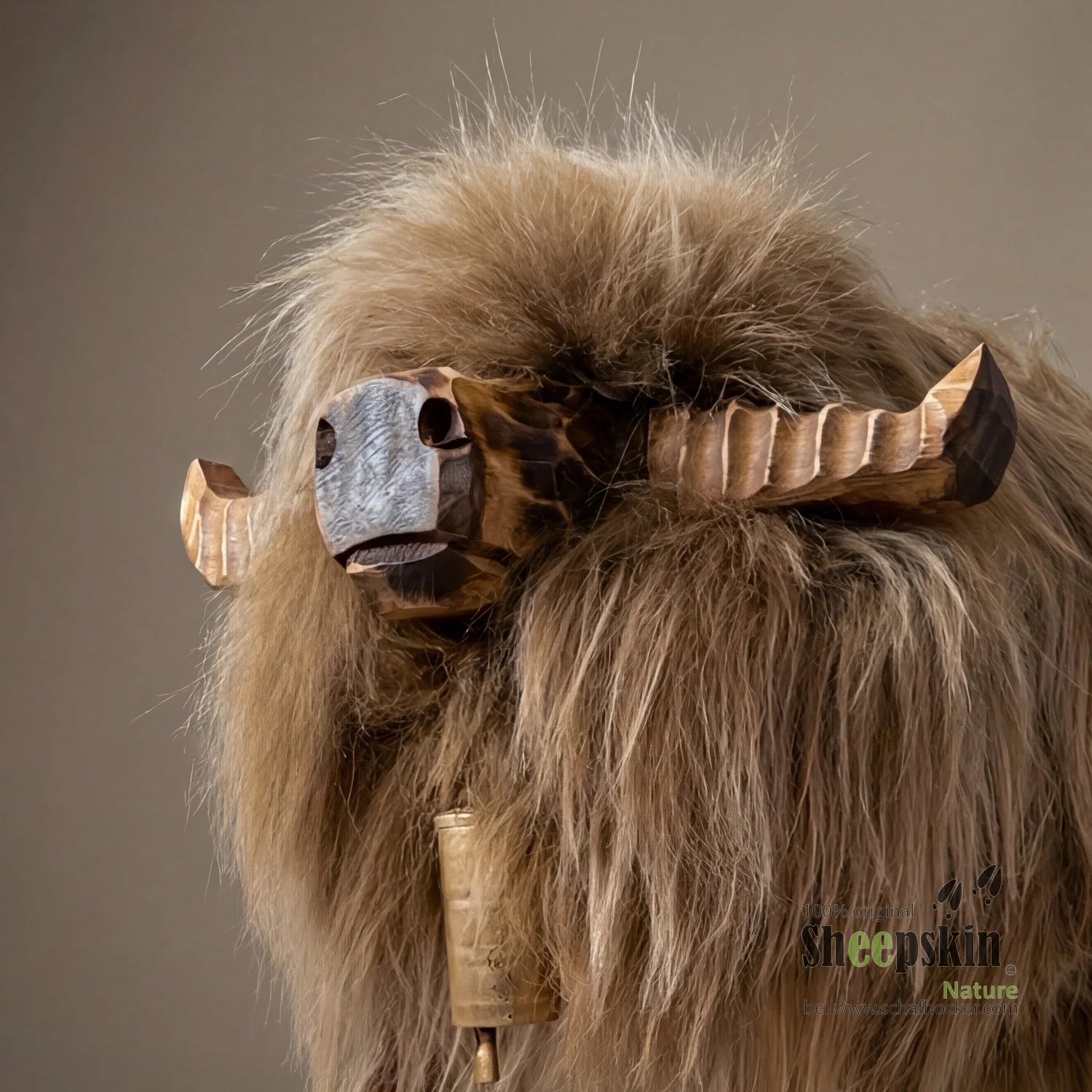 Premium Alpen-Manufaktur Schaffellhocker Bully – handgefertigte Schaffell-Tierhocker – Schafhocker Bully von Sheepskin Nature