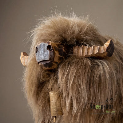 Premium Alpen-Manufaktur Schaffellhocker Bully – handgefertigte Schaffell-Tierhocker – Schafhocker Bully von Sheepskin Nature