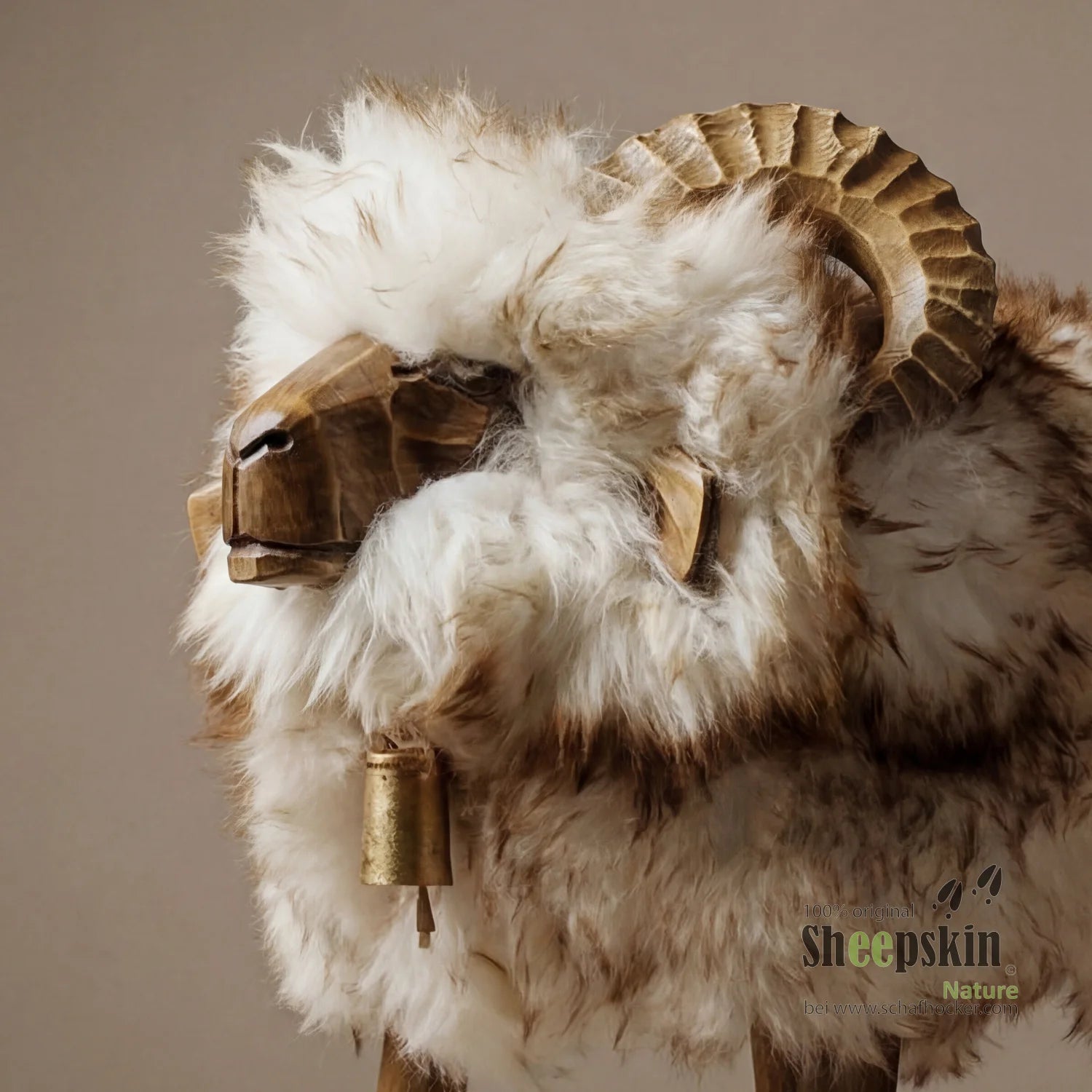Premium Alpen-Manufaktur Schaffellhocker Jack – handgefertigte Schaffell-Tierhocker – Schafhocker Mufflon von Sheepskin Natur