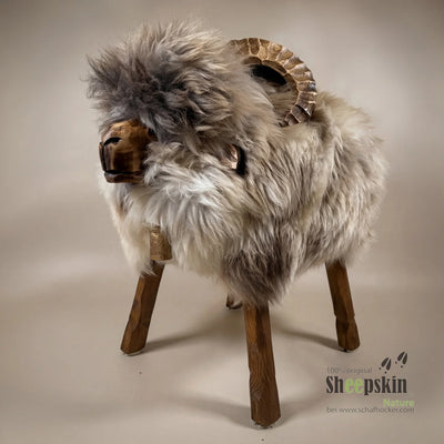 Schafhocker Elduin, Modell Mufflon, mit deutschem Schaffell