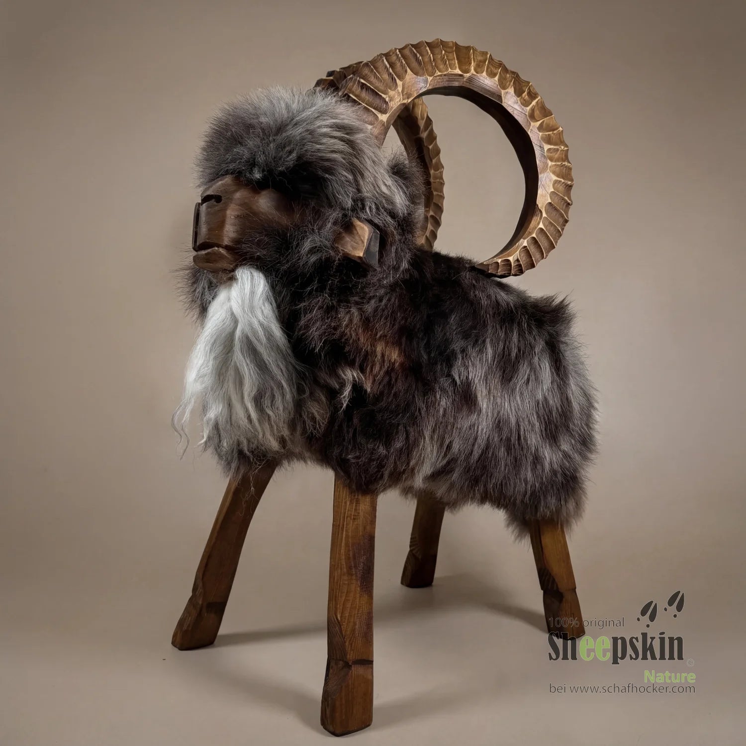 Premium Design Tierhocker Kian – Handgefertigte Schaffell-Tierhocker Alpen-Manufaktur – Schafhocker Steinbock von Sheepskin N