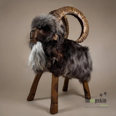 Premium Design Tierhocker Kian – Handgefertigte Schaffell-Tierhocker Alpen-Manufaktur – Schafhocker Steinbock von Sheepskin N