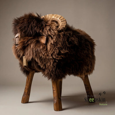 Premium Design Tierhocker Schafhocker Hansi das Mufflon braun – Schafhocker Mufflon von Sheepskin Nature© jetzt kaufen