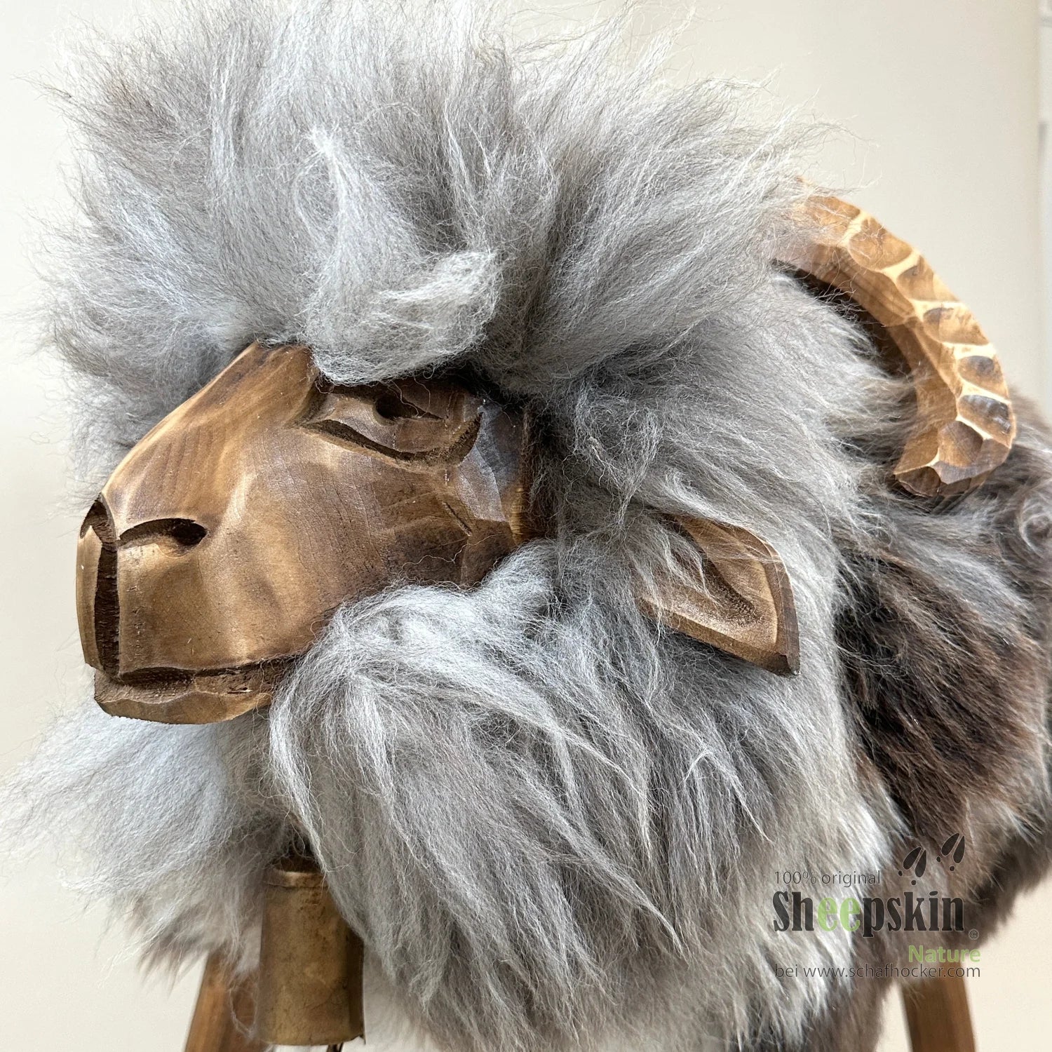 Premium handgefertigte Schaffell-Tierhocker | Alpen-Manufaktur Sir Adam Mufflon – Schafhocker Mufflon von Sheepskin Nature© A