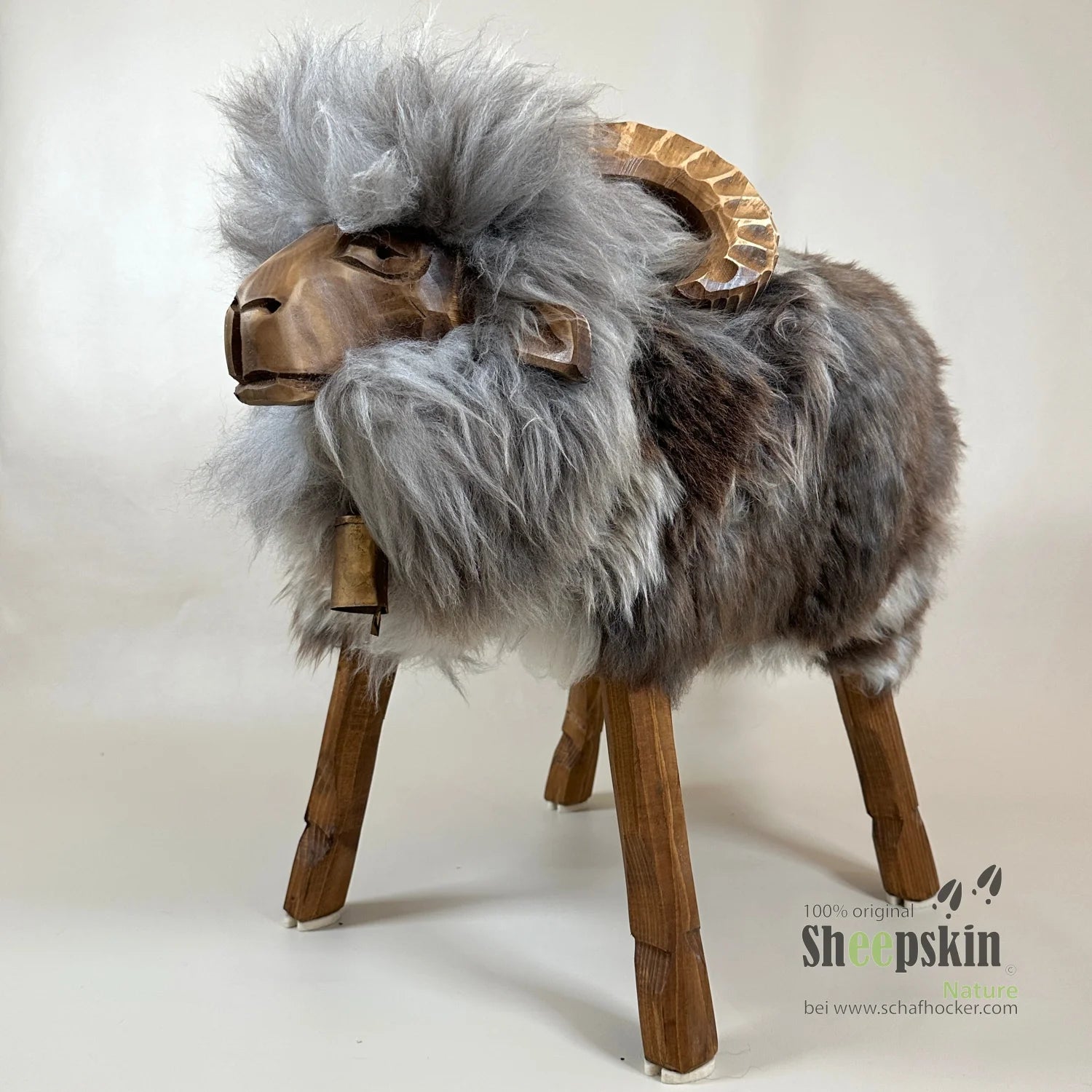Premium handgefertigte Schaffell-Tierhocker | Alpen-Manufaktur Sir Adam Mufflon – Schafhocker Mufflon von Sheepskin Nature© j